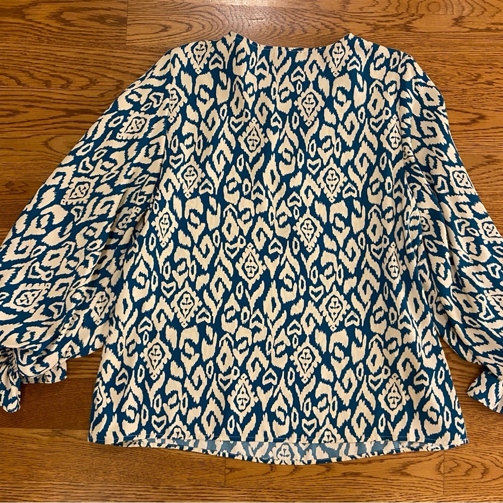 NWT- Vince Camuto long sleeve top - Picture 4 of 6